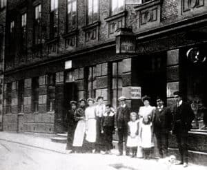 Carl E. Bengtsson, emigrantagent och innehavare av Hotel Britannia på Postgatan, med personal omkring år 1900. Article: Metadata for Genealogy, Part 4: Handling Photo Locations & Historical Border Changes | OrganizingPhotos.net